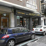 Les intenta atracar, le convencen para que no lo haga y le invitan a un café