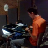 Un estudiante decide tomar apuntes en clase con una vieja máquina de escribir [EN]