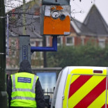 Un conductor vuela un radar de velocidad con una bomba tras ser multado (eng)