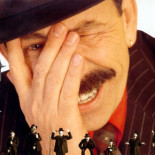 La historia de Scatman John, un hombre bueno que tenía defectos