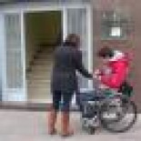 Un discapacitado debe inscribir a su hija en el Registro Civil en plena calle