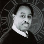 Ronald Mallett, un científico que trabaja en una máquina del tiempo para salvar a su padre muerto