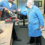 A sus 82 años hace de 'profe' para rehabilitar delincuentes... y sin cobrar un euro