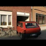 Posiblemente el garaje más estrecho del mundo, y el dueño lo usa!