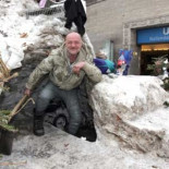 Un mendigo se construye un iglú en el centro de Berlín