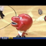 Cheerleader devorada por un "Raptor"