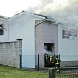 Un incendio calcina 10.000 kilos de chorizos en Nava