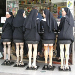 Una monja hereda un burdel de la madre que la parió