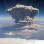 Señoras y señores, a su izquierda, pueden ver un volcán en erupción