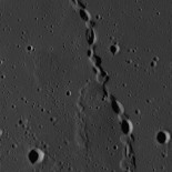 Una inexplicable cadena de cráteres elípticos en la Luna