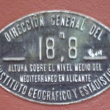 ¿Por qué en las estaciones de tren existe una placa indicando la altura sobre el nivel del mar del lugar?