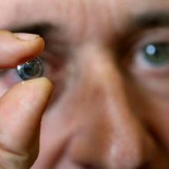 Diseñan una lente contra la hipermetropía que actúa de noche moldeando la cornea