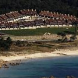 La Xunta de Galicia ordena demoler los 52 chalés de una urbanización a pie de playa en O Grove