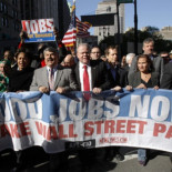Miles de personas exigen a las entidades de Wall Street que rindan cuentas por sus altos beneficios