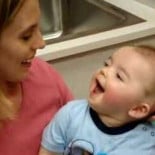 Primera reacción de bebé sordo de 8 meses tras activarle implante coclear
