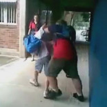 Chico acosado es suspendido por defenderse de una agresión