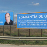 Cartel electoral del PP respondido anónimamente en la valla contigua