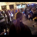 Manifestantes  expulsan pacíficamente a los antidisturbios de la Puerta del Sol