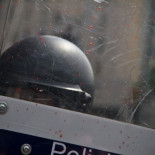 Detalle del escudo de un antidisturbio en el desalojo