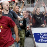 Brutalidad policial en Plaza Cataluña. Ojo al minuto 0:14... ¡Espeluznante!