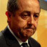 Cien 'indignados' reciben a Puig al grito de "¡Dimisión!" en Valls