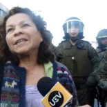 La elocuencia de una señora frente a los antidisturbios en Valparaiso