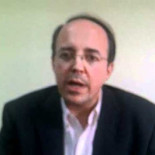 Candidato pide apoyo para las primarias del PSOE llevando algunas reivindicaciones del 15m