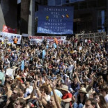 Policía francesa lanza bombas lacrimógenas a manifestantes en La Bastilla