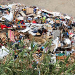 Las pertenencias de los Indignados de Plaza Catalunya son una montaña de basura (CAT)