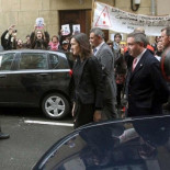 Un centenar de 'indignados' recibe a Sinde al grito de 'fuera' en San Sebastián