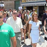 La alcaldesa de Cáceres, Elena Nevado (PP), sale escoltada por la policía y perseguida por los 'indignados'