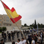 Grecia protesta con banderas de España y pancartas en castellano