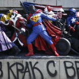 ¿Es un pájaro?, ¿Es un avión?. No, es Superman y sus amigos pintados en una estatua
