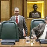 Belloch, dispuesto a pagar 2,3 millones a una consultora para que le diga de dónde recortar