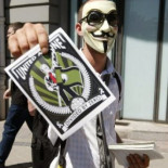 "¡Echad al violento!"