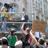 Abucheos a Telecinco-Telebasura el 19J (Madrid)