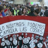 Los 'indignados' rompen todas las previsiones y más de 5.000 leoneses piden en la calle 'democracia real'