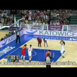 Laia Palau  (selección española de baloncesto) consigue dos triples desde el centro del campo en el mismo partido