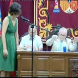 Abucheos e Insultos por apartar el crucifijo de la mesa