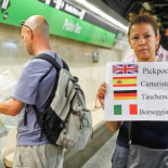 Una viajera 'patrulla' el metro de Barcelona con un silbato para evitar los hurtos de carteristas