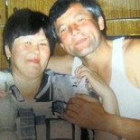 Se despierta durante su propio funeral, sufre un infarto, y muere