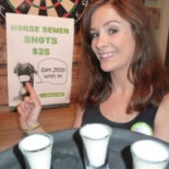 Un pub ofrece chupitos de semen de caballo