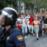 Los vecinos de Lavapiés se enfrentan a la policía por pedir la identificación a los inmigrantes