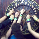 Una discoteca de Madrid comienza a cobrar dos euros a quien sale a fumar a la calle