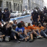 Un indignado 'se cuela' en el Congreso para entregar un documento