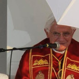 El Papa arremete contra los ateos 'que se creen dioses'