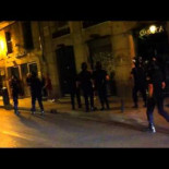 La policía agrede a una chica y a un fotógrafo