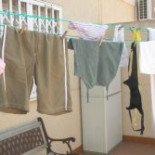 Prohíben tender la ropa interior en balcones porque "esta feo verla al salir en procesión"