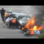 Increible rescate: la gente corre a levantar el coche en llamas para liberar al motero accidentado [Video]