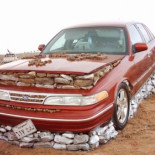 La extraña afición de los jóvenes saudíes de mostrar sus coches sobre montones de piedras